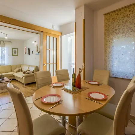 Zoki Apartament *